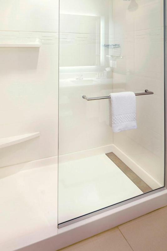 King Studio with Sofa Bed and Adapted Tub - Mobility and Hearing Accessible image 2