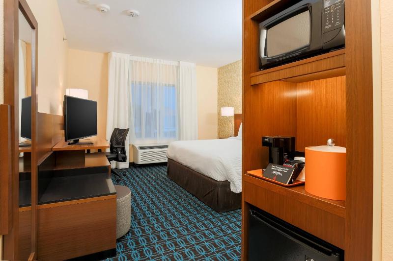 King Room with Roll-in Shower - Mobility and Hearing Accessible image 4