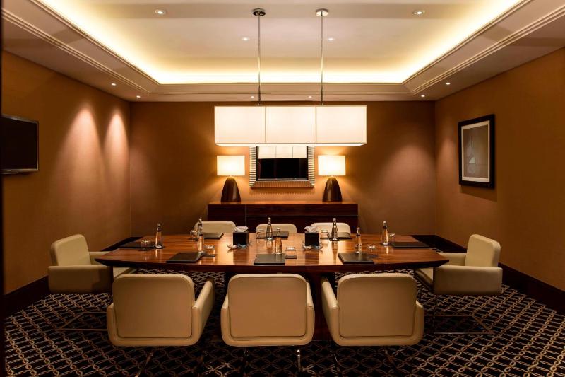 Junior Suite with Executive Lounge Access image 3