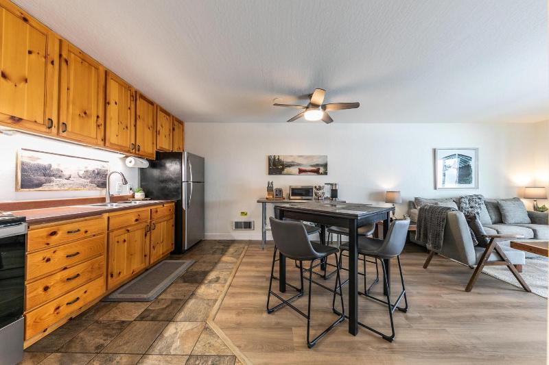 Inviting King Deluxe 1 BR Condo W/Lake view #141 at Donner Lake Village - image 4