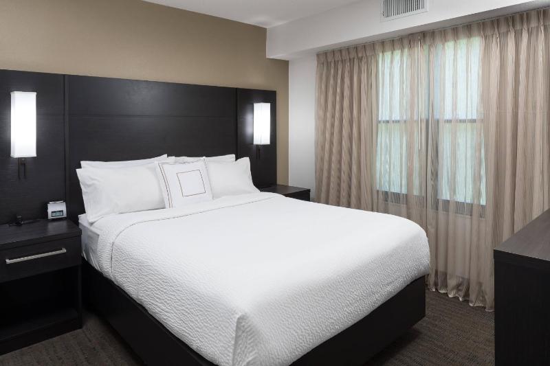 One-Bedroom Queen Suite with Sofa Bed image 3