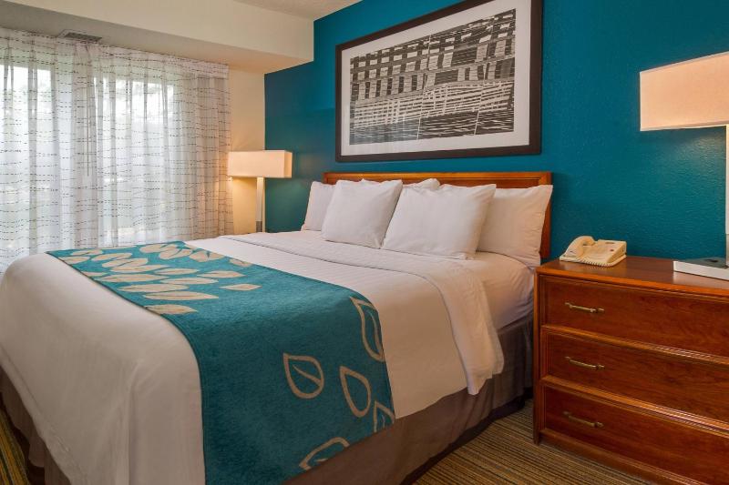 One-Bedroom Queen Suite with Sofa Bed image 3