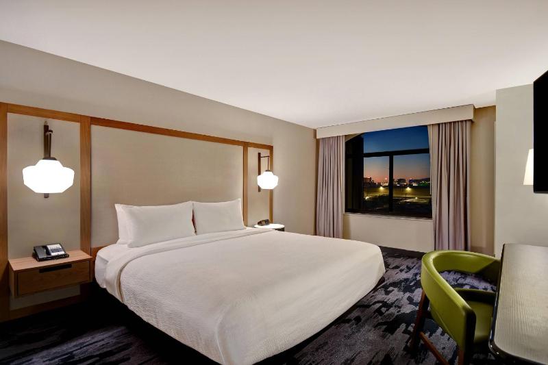 Guest room, 1 King, City view image 1