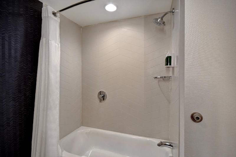 Guest room, 2 Queen, City view image 4