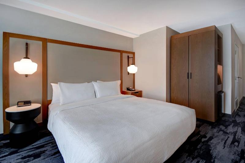 Larger Suite, 1 King, Sofa bed, Corner room image 3