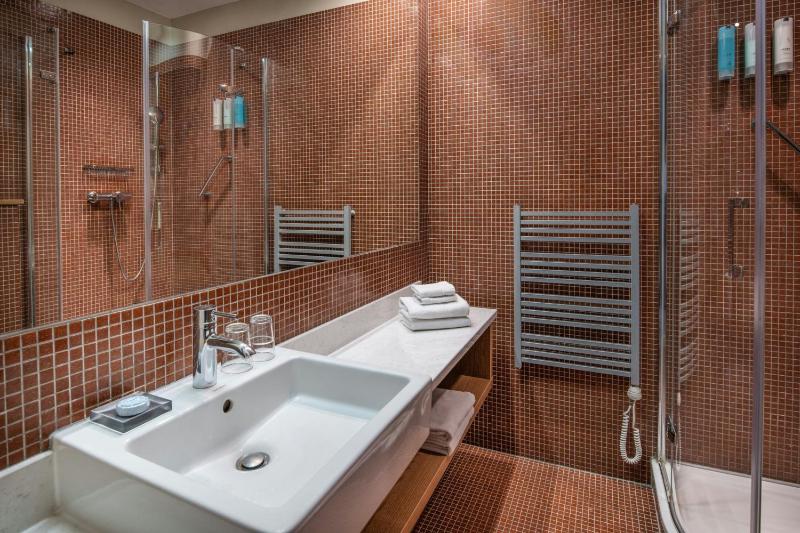 Standard King Room with Balcony and Sea View image 3