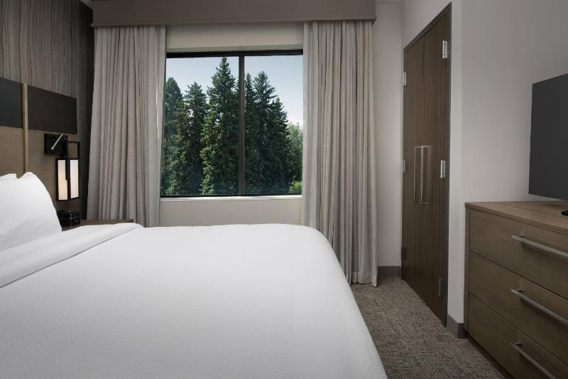 One-Bedroom King Suite with Sofa Bed and Mountain View image 1