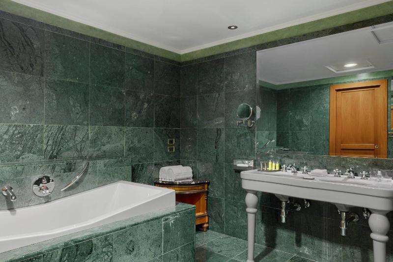Presidential Suite with Lounge Access image 4