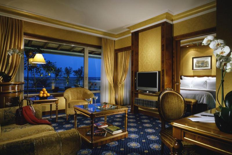 Executive Suite with Lounge Access image 3
