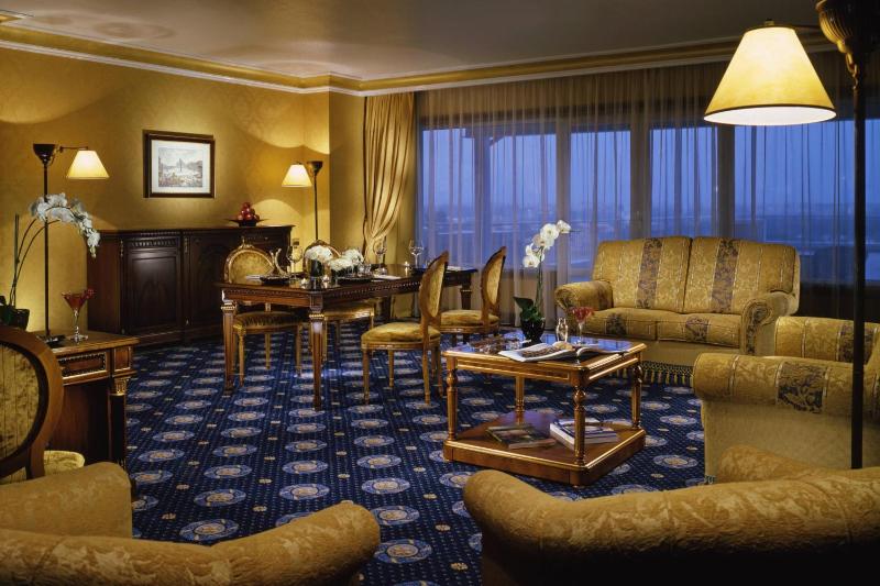 Presidential Suite with Lounge Access image 3