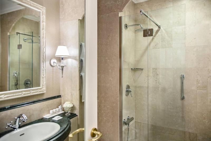 High Floor Deluxe, One King Bed image 3