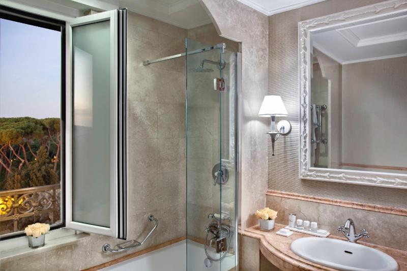 Superior King Room - High Floor image 4