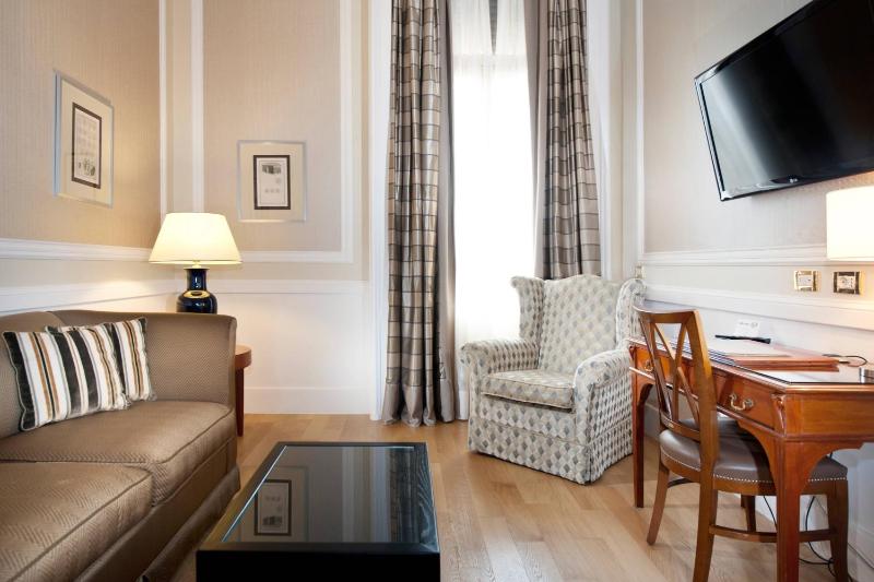 1 Bedroom Suite, 1 King and Sofa Bed image 1