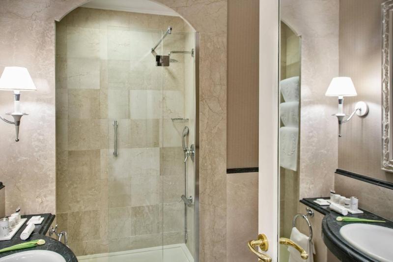 1 Bedroom Suite, 1 King and Sofa Bed image 4