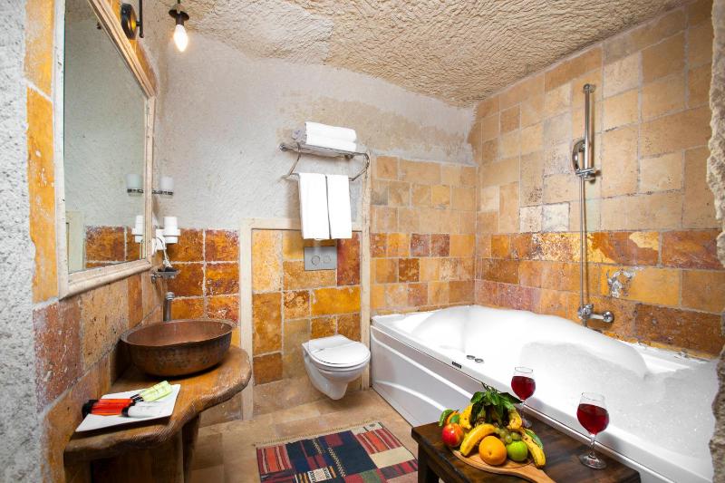 Deluxe Cave Suite image 2