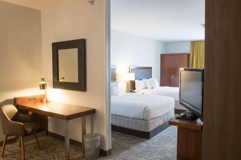 Queen Suite with Mountain View and Adapted Tub - Mobility and Hearing Accessible image 1