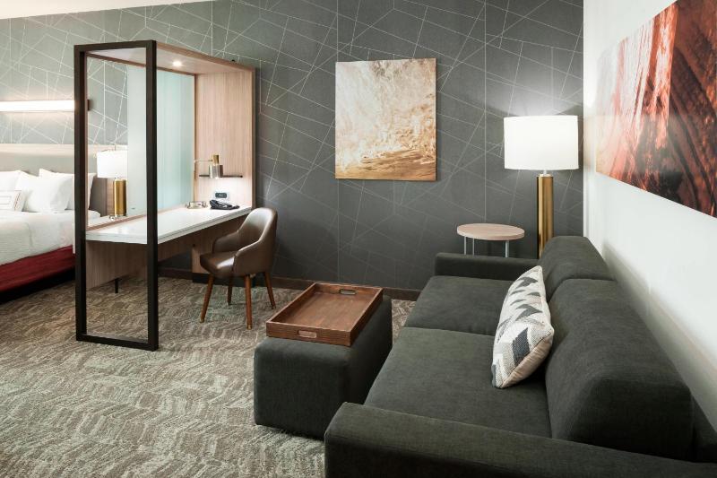 King Suite with Sofa Bed and Balcony - Hearing Accessible image 4