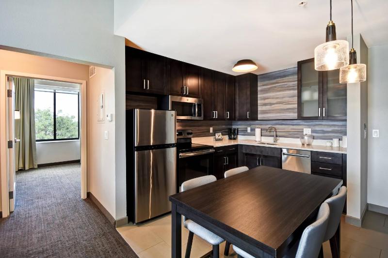 1 Bedroom Suite, 2 Queen, Sofa bed image 3