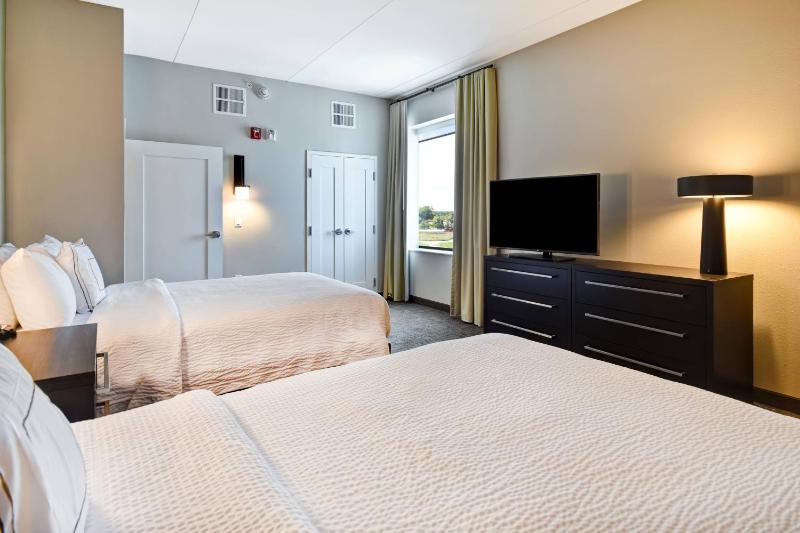 1 Bedroom Suite, 2 Queen, Sofa bed image 2