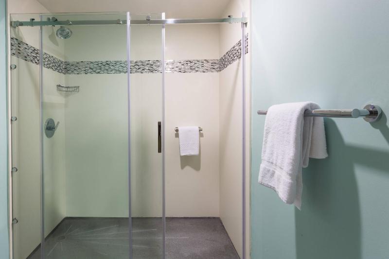 One-Bedroom King Suite with Spa Bath image 2