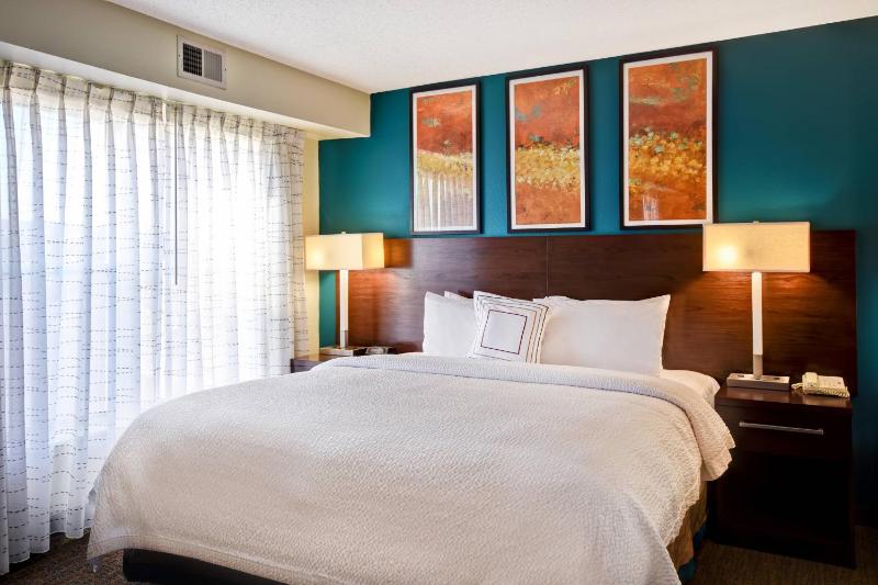 Deluxe King Room image 3