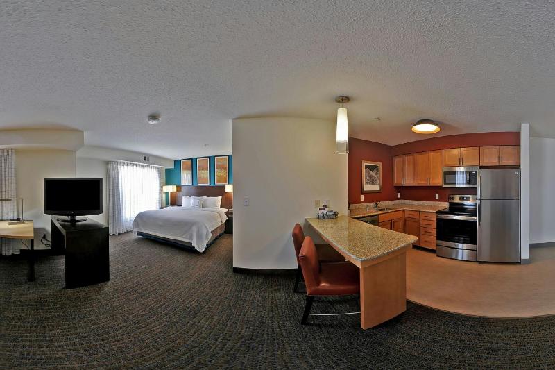 Deluxe King Room image 4