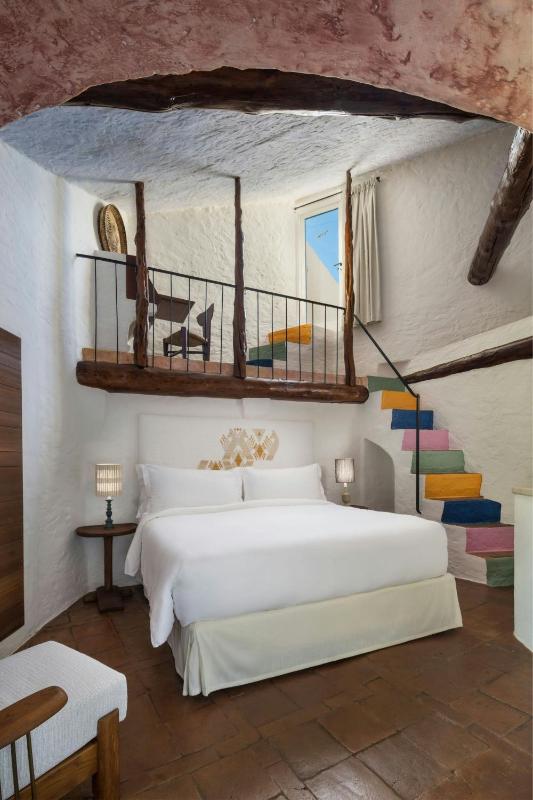 Heritage Suite, king bed, partial Sea View, terrace, original wing image 1