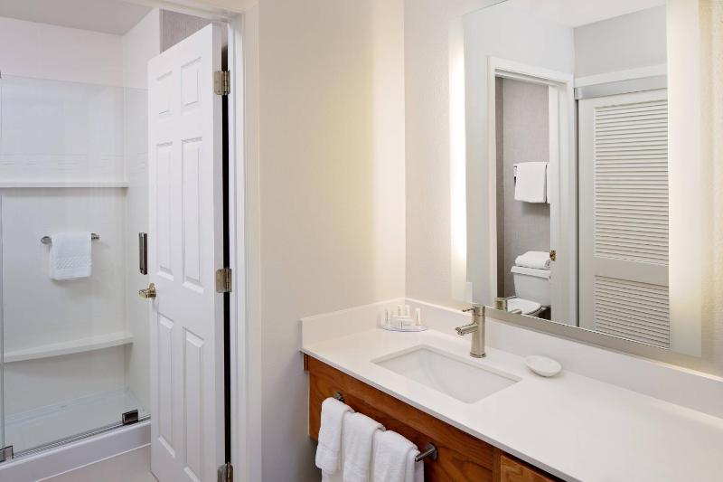 One-Bedroom Queen Suite with Sofa Bed image 3