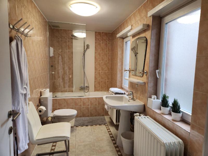 Twin Room with Private External Bathroom image 3
