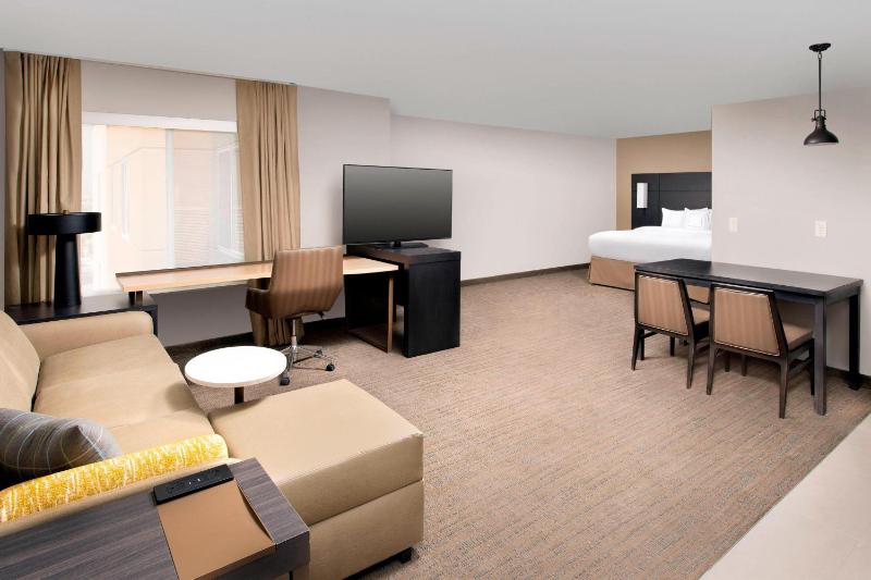 King Studio with Sofa Bed image 4