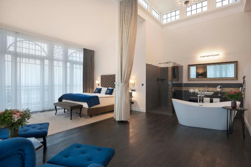 Suite with Sea View image 3