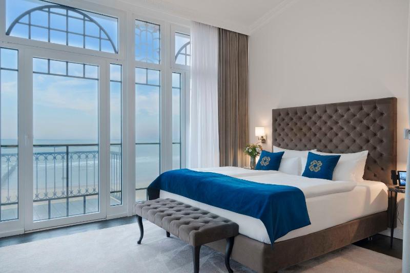 Suite with Sea View image 2