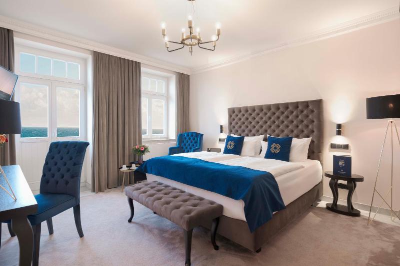 Double Room with Sea View image 1
