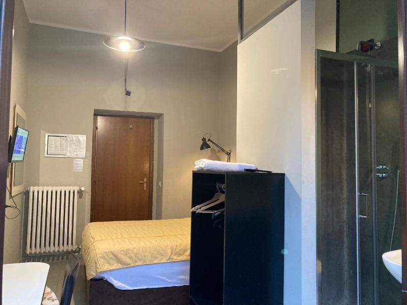 Double Room with Shared Bathroom image 3