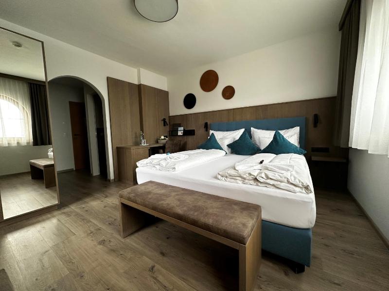 Deluxe Double Room image 4