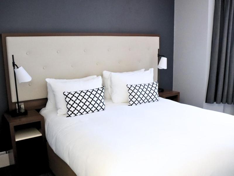 Premium King Room image 4