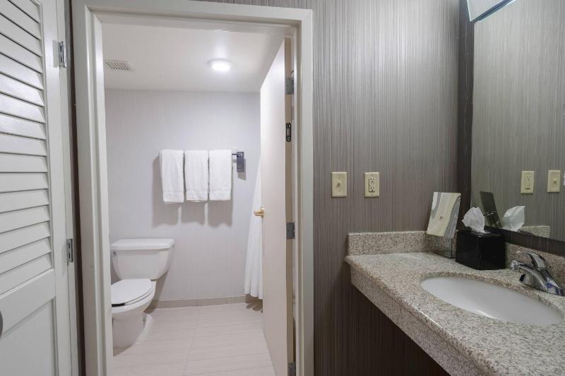 Deluxe Queen Room with Two Queen Beds image 3