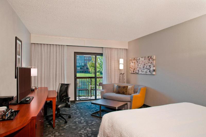 Guest King Room with Balcony image 2