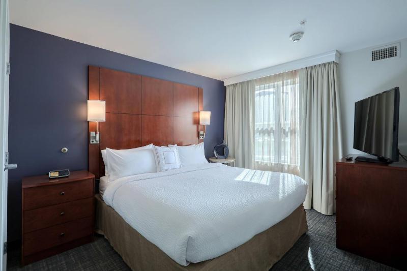 One-Bedroom Suite with Sofa Bed image 2