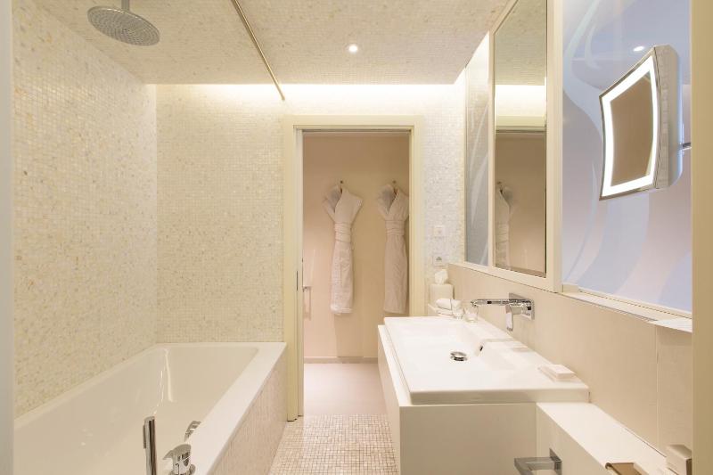 Superior Double Room image 3