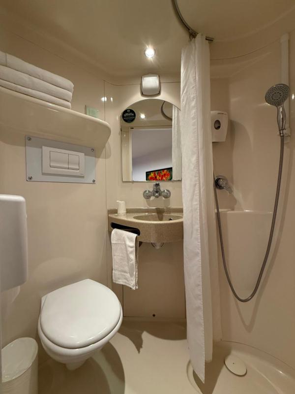 Twin Room image 3