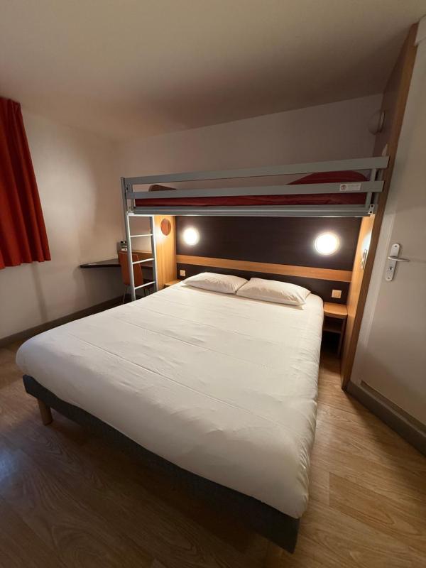 Triple Room with 1 Single Bed and 1 Double Bed image 1