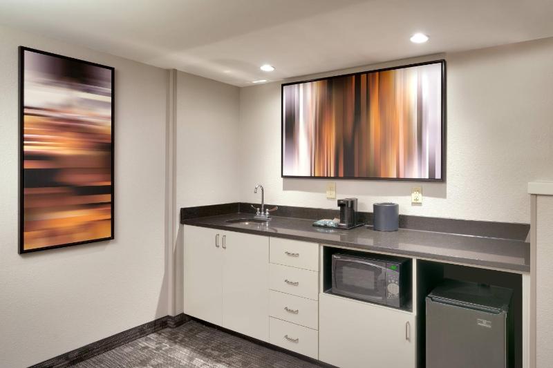 One-Bedroom King Suite image 2