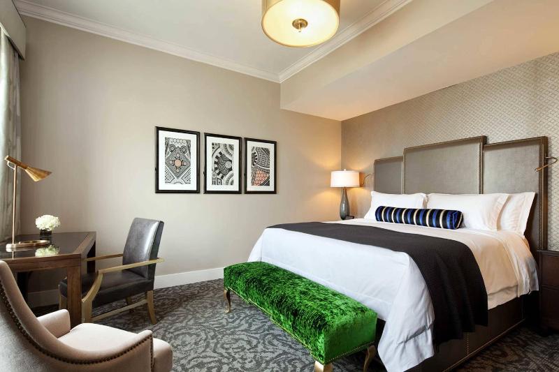 Guest Room, 1 King image 4