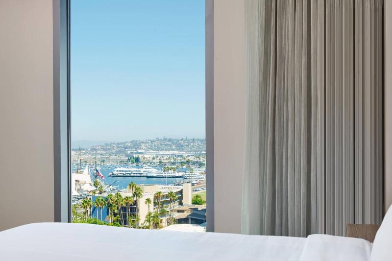 One-Bedroom Suite with Partial Bay View image 3