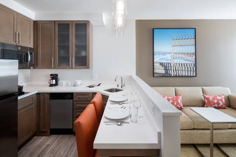 One-Bedroom Suite with Partial Bay View image 4