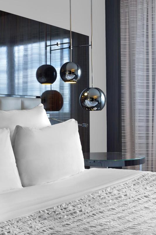 Chic Double Room image 4