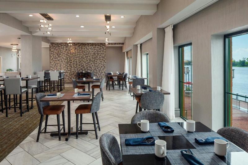 Marriott Savannah Riverfront - image 2