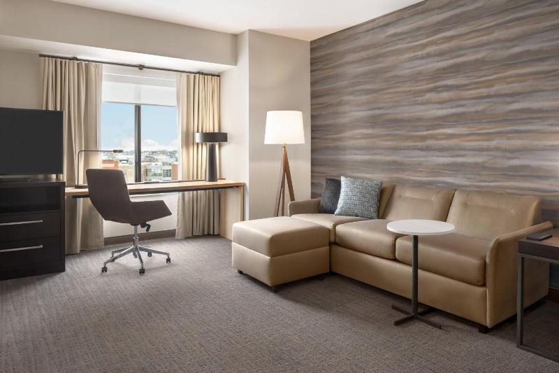 1 Bedroom Suite, 1 King, Sofa bed image 3