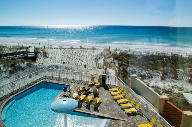 Queen Room with Two Queen Beds - Ocean View image 4